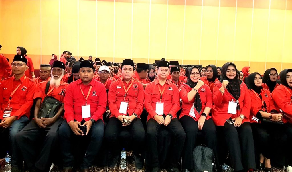 Dok. Amilan Hatta, (nomor 3 dari kiri), Abdul Rafiq (nomor 4 dari kiri), dan Gitta Liesbano (nomor 5 dari kiri).